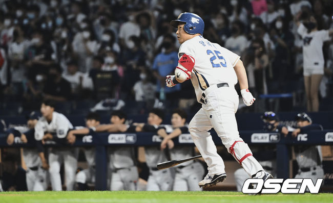 NC 다이노스 양의지가 6회말 좌월 솔로 홈런을 치고 타구를 바라보고 있다. 2022.06.03 / foto0307@osen.co.kr