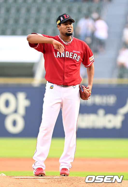 1회말 SSG 노바가 볼 판정에 아쉬워하고 있다. 2022.06.03 /jpnews@osen.co.kr