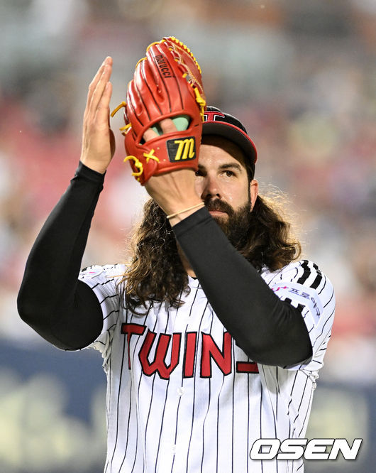 7회초 2사 만루에서 LG 켈리가 SSG 오태곤을 삼진 처리하며 팬들의 응원에 박수를 보내고 있다. 2022.06.03 /jpnews@osen.co.kr