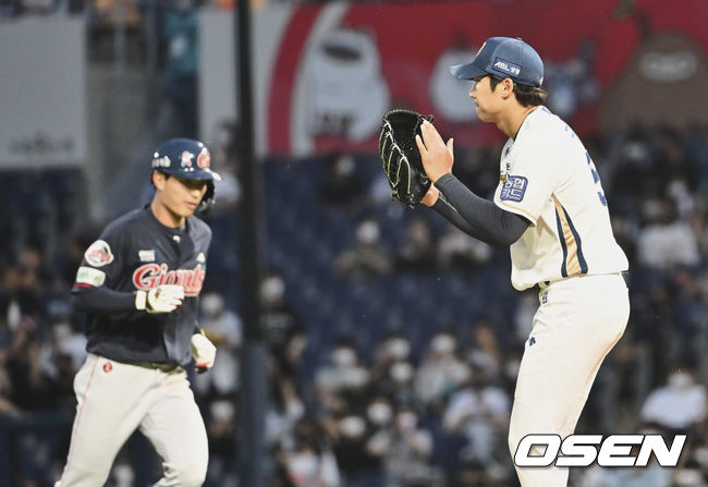 NC 다이노스 구창모가 4회말 롯데 자이언츠 윤동희의 안타성 타구를 잡은 이명기에게 감사 인사를 하고 있다. 2022.06.03 / foto0307@osen.co.kr