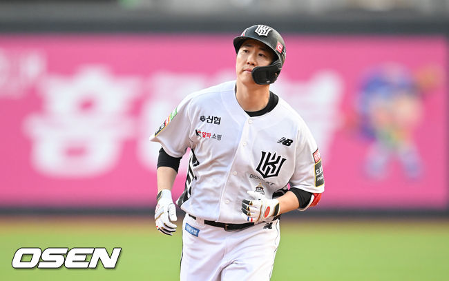 2회말 1사 1,2루 KT 오윤석이 선취 3점 홈런을 날리고 베이스를 돌고 있다. 2022.06.03/ soul1014@osen.co.kr