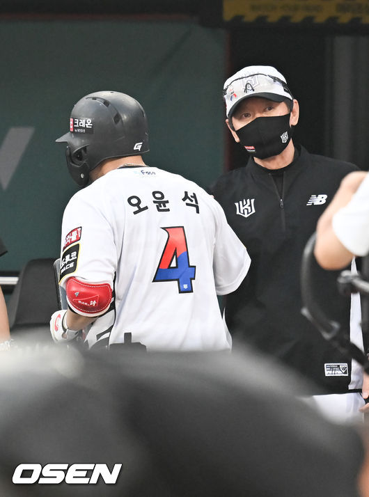 2회말 1사 1,2루 KT 오윤석이 선취 3점 홈런을 날리고 이강철 감독의 축하를 받고 있다. 2022.06.03/ soul1014@osen.co.kr