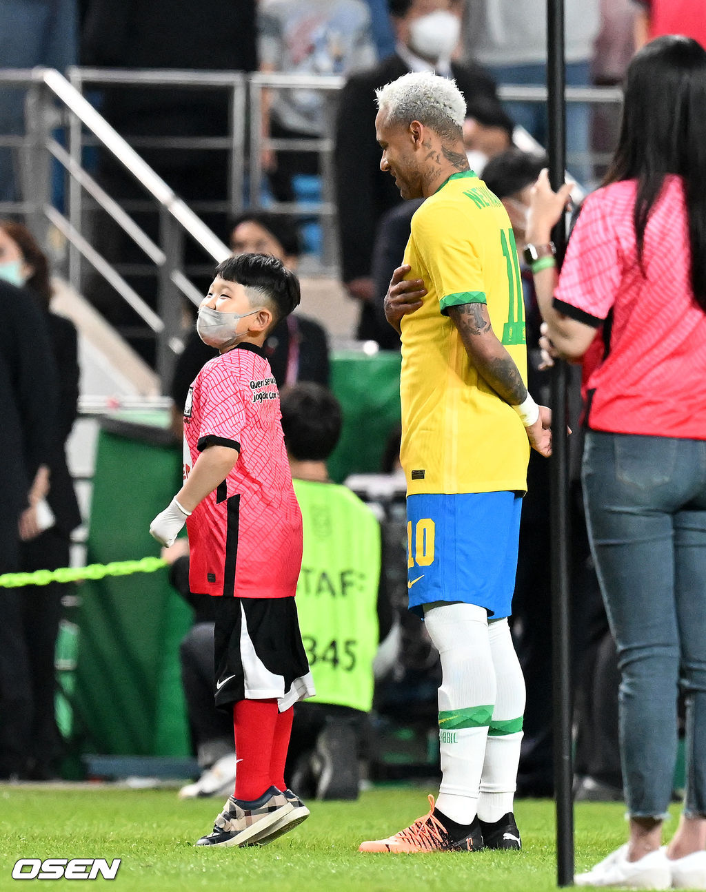 경기에 앞서 브라질 네이마르가 국가 연주에 에스코트 키즈를 바라보며 미소짓고 있다 . 2022.06.02 /jpnews@osen.co.kr