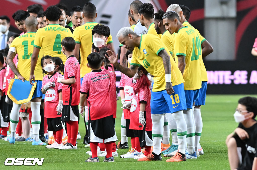 식전행사에서 브라질 네이마르가 에스코트 소년과 하이파이브를 하고 있다. 2022.06.02/ soul1014@osen.co.kr