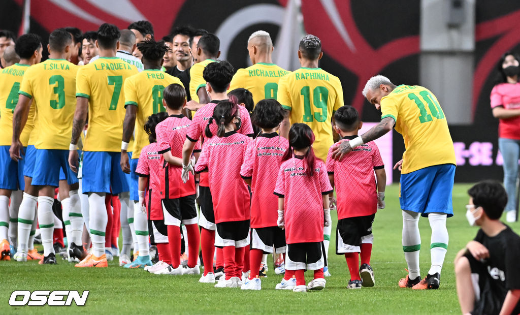 식전행사가 끝나는 가운데 브라질 네이마르가 에스코트 소년과 이야기를 나누고 있다. 2022.06.02/ soul1014@osen.co.kr