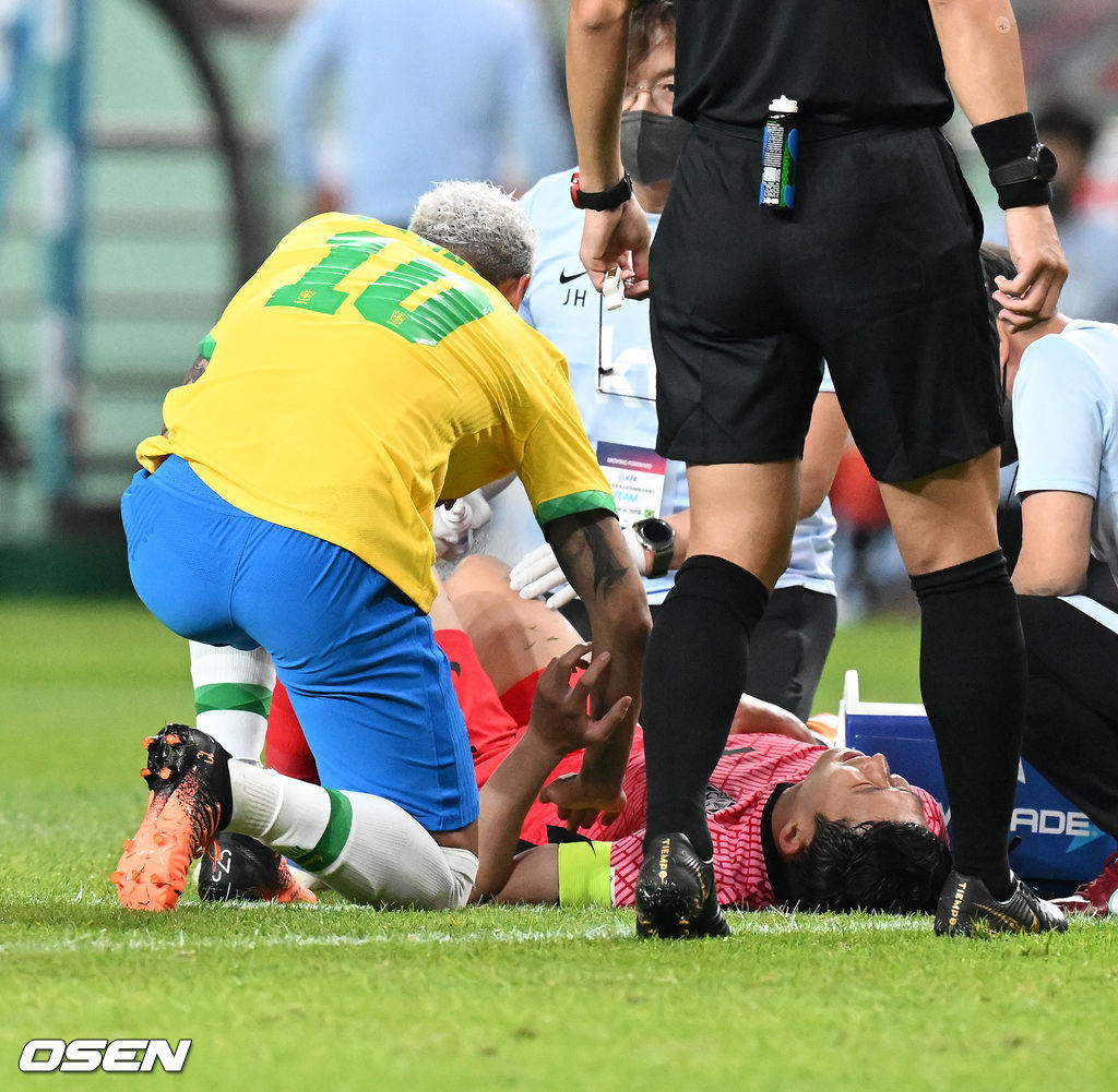 후반 한국 손흥민이 브라질 수비수와 충돌해 넘어지자 네이마르가 다가와 상태를 살피고 있다. 2022.06.02 /jpnews@osen.co.kr