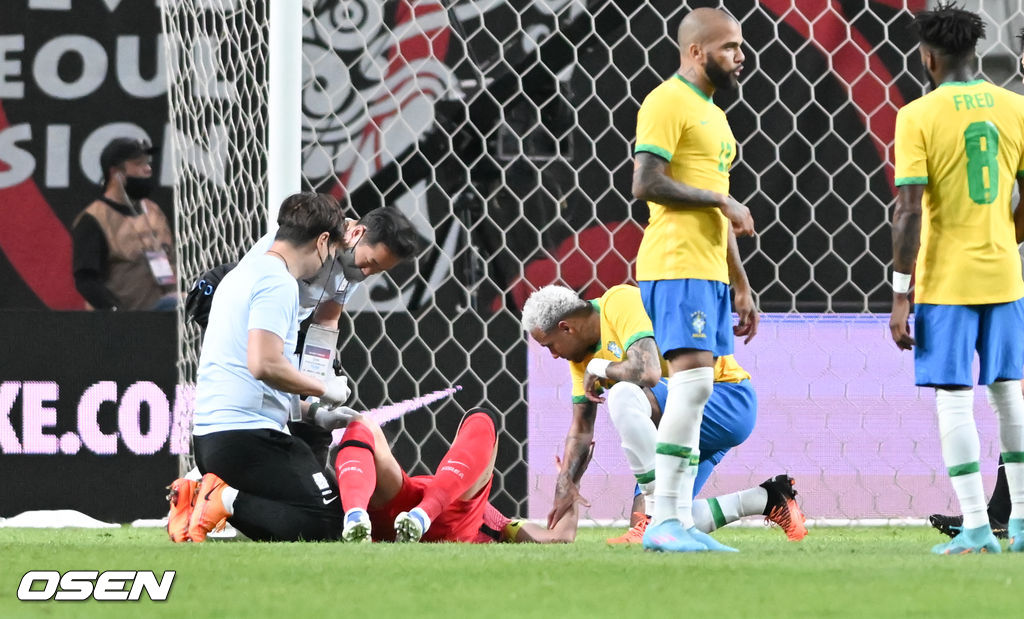 후반 브라질 네이마르가 쓰러진 손흥민의 손을 잡아주고 있다 . 2022.06.02/ soul1014@osen.co.kr