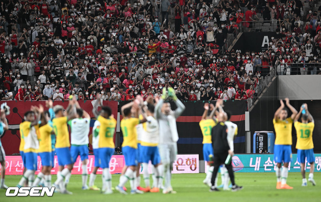경기종료 후 브라질 선수들이 팬들에게 인사를 하고 있다. 2022.06.02/ soul1014@osen.co.kr