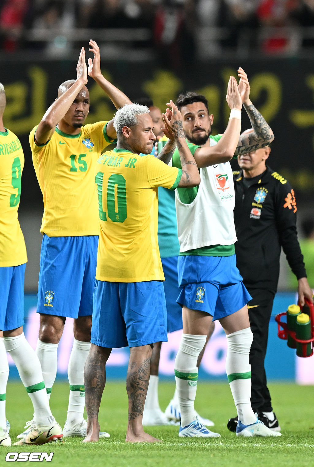 경기 종료 후 브라질 네이마르가 관중석을 향해 인사를 하고 있다. 2022.06.02 /sunday@osen.co.kr