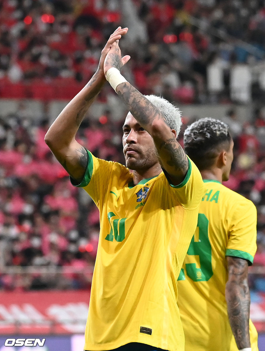 전반 브라질 네이마르가 페널티킥을 성공시키고 관중석을 향해 인사를 하고 있다. 2022.06.02 /sunday@osen.co.kr