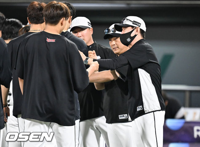 경기종료 후 KT 이강철 감독이 시즌 2승 달성한 배제성에게 축하해주고 있다. 2022.06.03/ soul1014@osen.co.kr