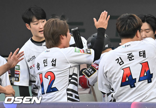 2회말 1사 1,2루 KT 오윤석이 선취 3점 홈런을 날리고 배제성 선발투수의 축하를 받고 있다. 2022.06.03/ soul1014@osen.co.kr