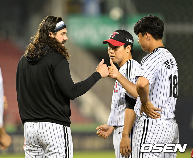 경기를 마치고 LG 켈리와 정우영이 승리 하이파이브를 하고 있다. 2022.06.03 /jpnews@osen.co.kr