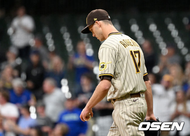 9회말 무사 만루 상황 밀워키 제이스 피터슨에게 동점 싹쓸이 3타점 우중간 3루타를 내준 샌디에이고 마무리 테일러 로저스가 아쉬워하고 있다. 2022.06.03 / dreamer@osen.co.kr