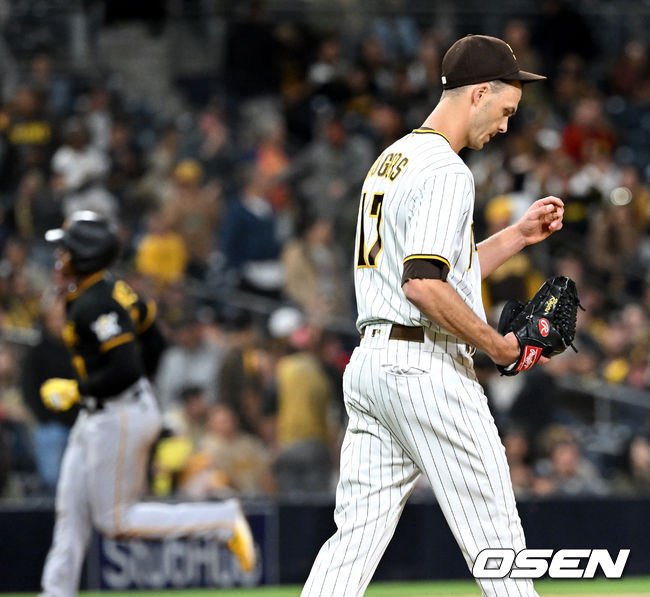 9회초 1사 1, 2루 상황 피츠버그 키브라이언 헤이스에게 좌중간 스리런포를 내준 샌디에이고 투수 타일러 로저스가 아쉬워하고 있다. 2022.05.29 /dreamer@osen.co.kr