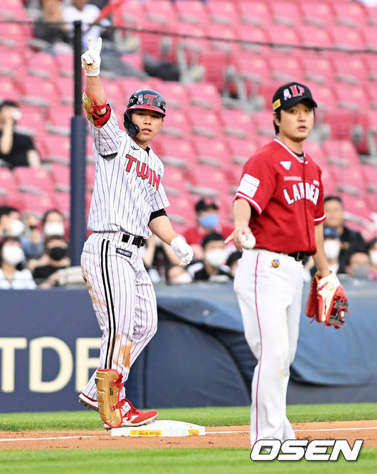 2회말 2사 2,3루에서 LG 문성주가 2타점 적시 3루타를 날리고 기뻐하고 있다. 2022.06.03 /jpnews@osen.co.kr