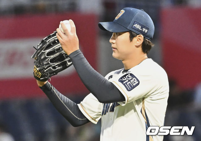 NC 다이노스 구창모가 4회말 롯데 자이언츠 윤동희의 안타성 타구를 잡은 이명기에게 감사 인사를 하고 있다. 2022.06.03 / foto0307@osen.co.kr