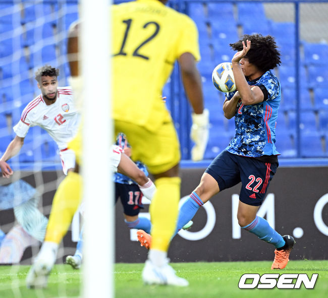 3일 오후(한국시간) 우즈베키스탄 타슈켄트의 파크타코르 센트럴 스타디움에서 ‘2022 아시아축구연맹(AFC) U23 아시안컵’ 조별리그 D조 일본과 아랍 에미리트의 경기가 열렸다.후반 일본 앙리 체이스가 핸드볼 파울로 아랍 에미리트에 페널티킥을 내주고 있다. 2022.06.03 /cej@osen.co.kr