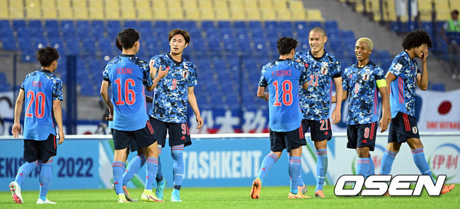 3일 오후(한국시간) 우즈베키스탄 타슈켄트의 파크타코르 센트럴 스타디움에서 ‘2022 아시아축구연맹(AFC) U23 아시안컵’ 조별리그 D조 일본과 아랍 에미리트의 경기가 열렸다.이날 일본이 아랍 에메리트를 상대로 2-1 승리를 거뒀다.경기 종료 후 일본 선수들이 승리의 기쁨을 나누고 있다. 2022.06.03 /cej@osen.co.kr