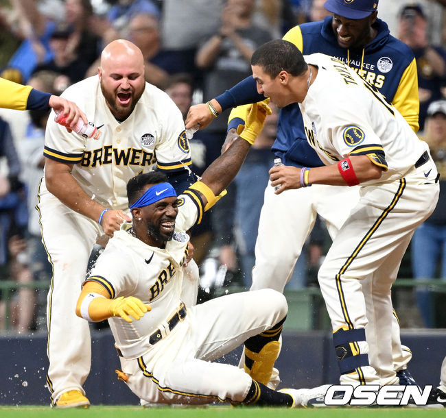 9회말 무사 3루 상황 밀워키 앤드류 맥커친이 끝내기 1타점 적시타를 날리고 동료들에게 물세례를 받고 있다. 2022.06.03 / dreamer@osen.co.kr