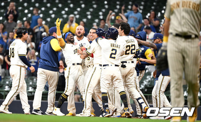 9회말 무사 3루 상황 밀워키 앤드류 맥커친이 끝내기 1타점 적시타를 날리고 동료들에게 축하를 받고 있다. 2022.06.03