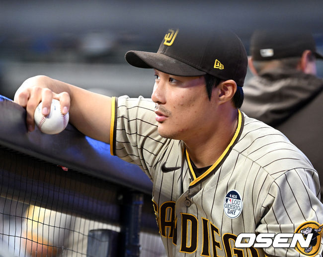 3일(한국시간) 미국 위스콘신주 밀워키 아메리칸 패밀리 필드에서 ‘2022 메이저리그’ 밀워키 브루어스와 샌디에이고 파드리스의 경기가 열렸다.선발 명단에 제외된 샌디에이고 김하성이 더그아웃에서 그라운드를 바라보고 있다. 2022.06.03 / dreamer@osen.co.kr