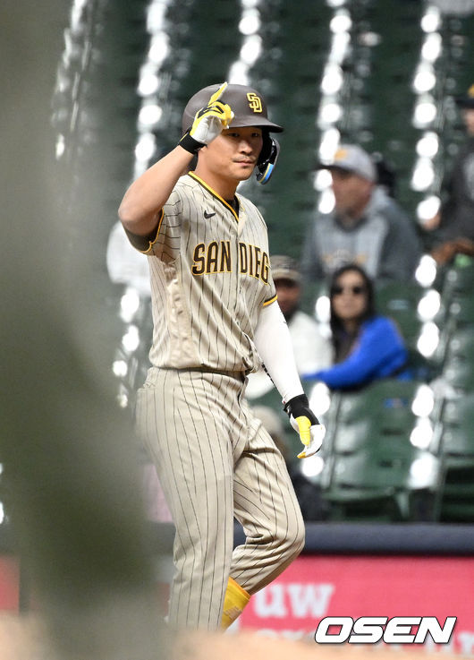 9회초 1사 3루 상황 샌디에이고 김하성이 달아나는 1타점 적시타를 날리고 1루에 안착해 기뻐하고 있다. 2022.06.04 / dreamer@osen.co.kr