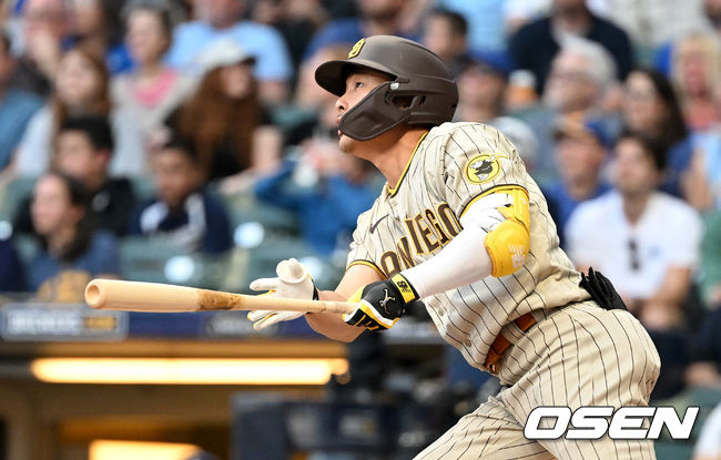 2회초 무사 선두타자로 나선 샌디에이고 김하성이 중견수 플라이를 날리고 있다. 2022.06.04 / dreamer@osen.co.kr
