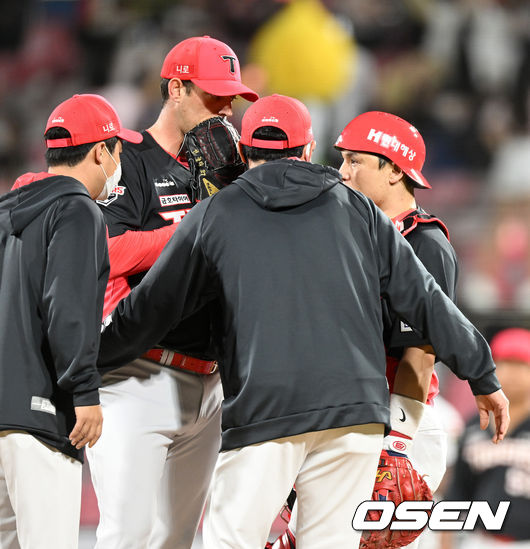 KIA 서재응 코치가 마운드를 방문해 선발 놀린, 포수 박동원과 대화를 나누고 있다./OSEN DB 