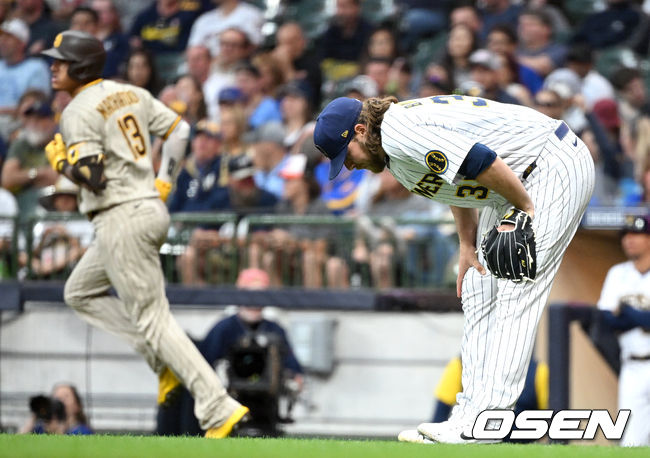4일(한국시간) 미국 위스콘신주 밀워키 아메리칸 패밀리 필드에서 ‘2022 메이저리그’ 밀워키 브루어스와 샌디에이고 파드리스의 경기가 열렸다.4회초 2사 1, 2루 상황 샌디에이고 매니 마차도에게 좌월 스리런포를 허용한 밀워키 선발 코빈 번스가 아쉬워하고 있다. 2022.06.04 / dreamer@osen.co.kr