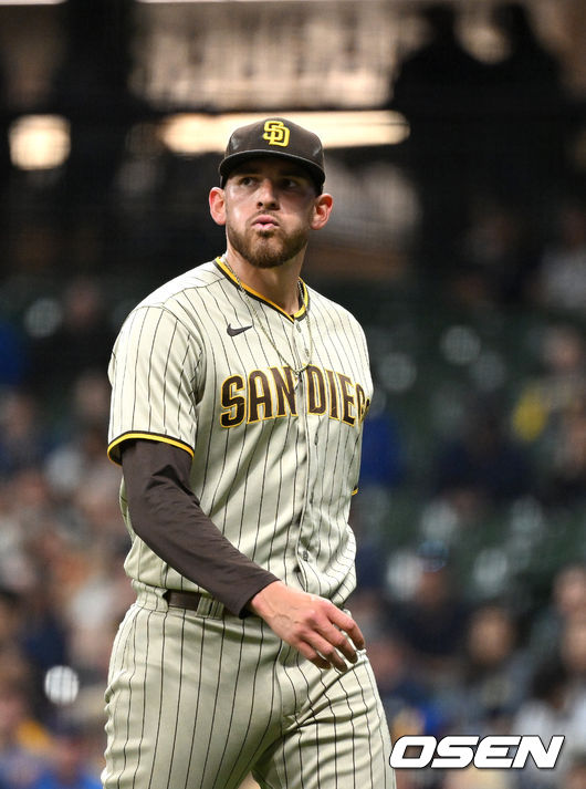 4일(한국시간) 미국 위스콘신주 밀워키 아메리칸 패밀리 필드에서 ‘2022 메이저리그’ 밀워키 브루어스와 샌디에이고 파드리스의 경기가 열렸다.6회까지 밀워키 공격을 무실점으로 막아낸 샌디에이고 선발 조 머스그로브가 이닝을 마친 뒤 더그아웃으로 향하고 있다. 2022.06.04 / dreamer@osen.co.kr