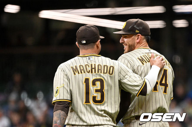 7회말 무사 선두타자로 나선 밀워키 텔레즈를 내야 파울 플라이로 이끈 샌디에이고 선발 조 머스그로브(오른쪽)과 3루수 매니 마차도가 대화를 나누고 있다. 2022.06.04 / dreamer@osen.co.kr