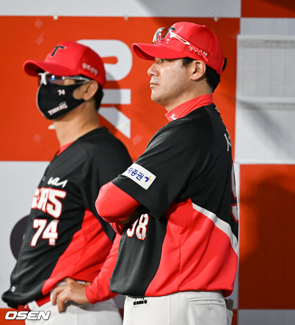 7회말 KIA 서재응 투수 코치가 이의리의 투구를 지켜보고 있다.  2022.06.03/ soul1014@osen.co.kr