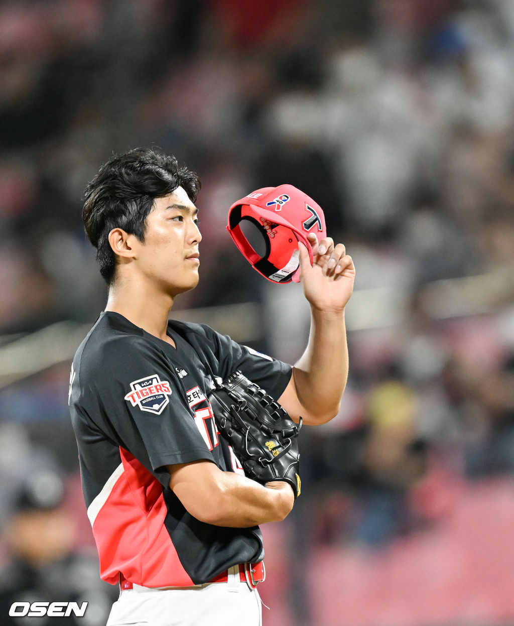 7회말 KIA 이의리가 모자를 고쳐 쓰고 있다 .  2022.06.03/ soul1014@osen.co.kr