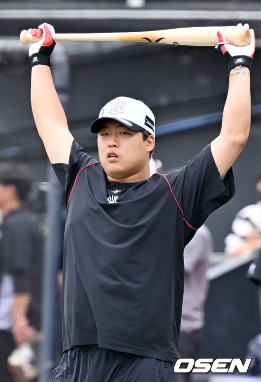 오늘 복귀전을 가질 예정인 KT 강백호가 그라운드 위에서 타격훈련을 하고 있다. 2022.06.04 /rumi@osen.co.kr