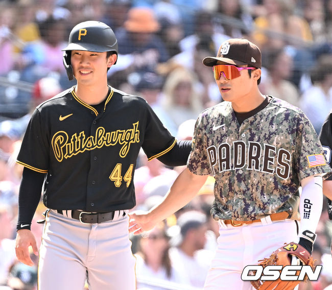 연장 10회초 승부치기 상황, 무사 2루 주자로 나선 피츠버그 박효준이 마카노의 희생번트 때 3루에 안착해 샌디에이고 3루수 김하성과 인사를 나누고 있다. 2022.05.30 /dreamer@osen.co.kr