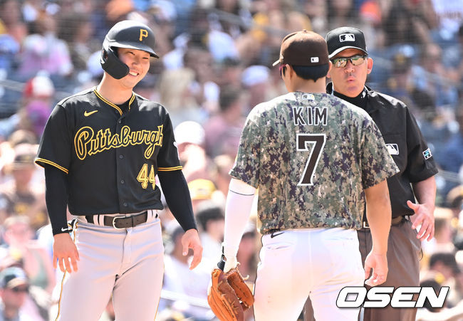 연장 10회초 승부치기 상황, 무사 2루 주자로 나선 피츠버그 박효준이 마카노의 희생번트 때 3루에 안착해 샌디에이고 3루수 김하성과 인사를 나누고 있다. 2022.05.30 /dreamer@osen.co.kr