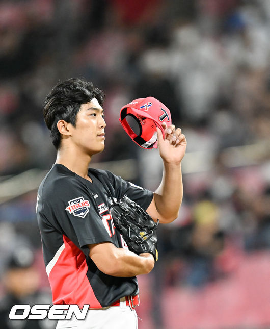 7회말 KIA 이의리가 모자를 고쳐 쓰고 있다 .  2022.06.03/ soul1014@osen.co.kr