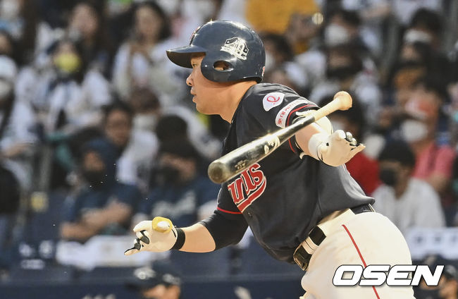 롯데 자이언츠 안치홍이 8회초 1타점 적시타를 치고 있다. 2022.06.04 / foto0307@osen.co.kr