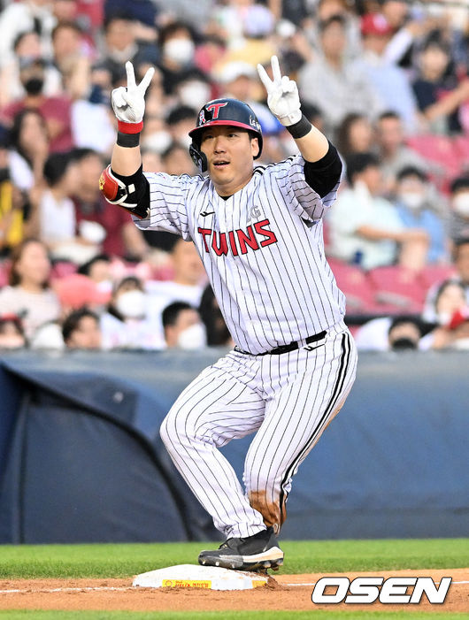 4일 오후 서울 잠실구장에서 2022 신한은행 SOL KBO리그 LG 트윈스와 SSG 랜더스의 경기가 열렸다.6회말 2사 만루에서 LG 김현수가 싹쓸이 3타점 적시 3루타를 날리고 세리머니를 하고 있다. 2022.06.04 /jpnews@osen.co.kr