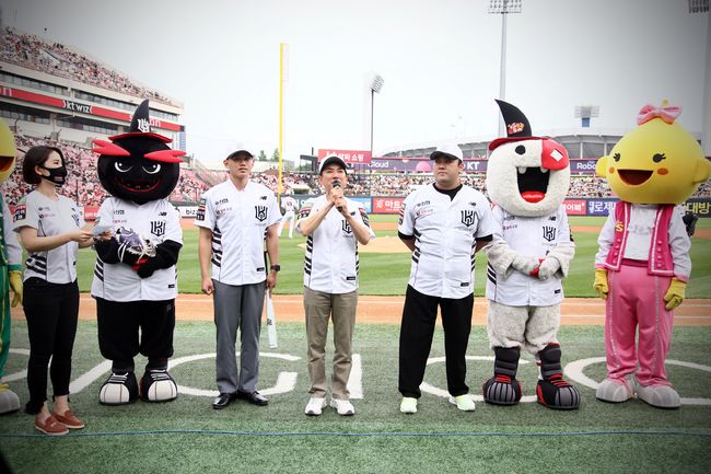 KT 호국보훈의 달 행사에 참석한 강병준 육사생도(좌측부터), 박민식 국가보훈처장, 하재헌 중사 /  KT 제공