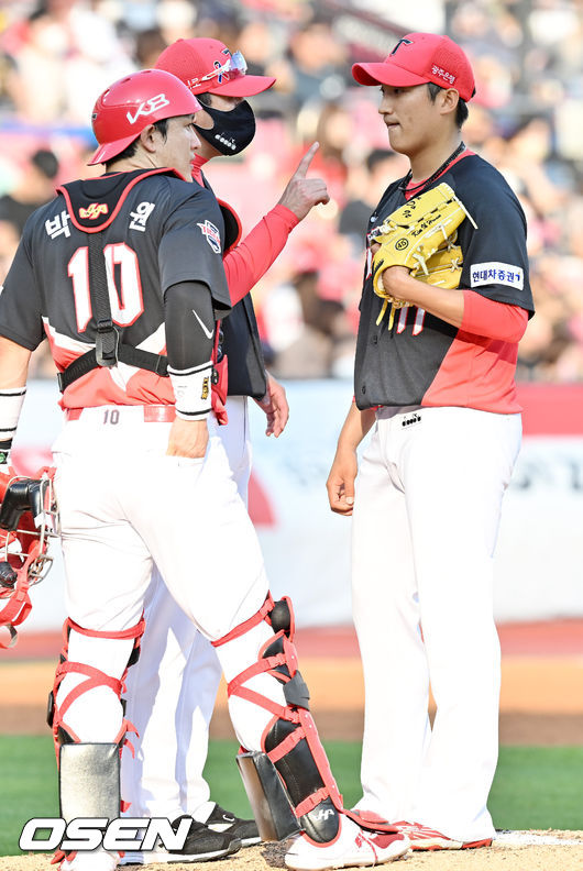 4일 오후 수원 KT위즈파크에서 ’2022 신한은행 SOL KBO리그’ KT 위즈와 KIA 타이거즈의 경기가 열렸다.3회말 무사 주자 1,3루 KT 김민혁에게 우익수 앞 선취 1타점 적시타를 허용한 KIA 선발 김도현이 아쉬워하고 있다. 2022.06.04 /rumi@osen.co.kr