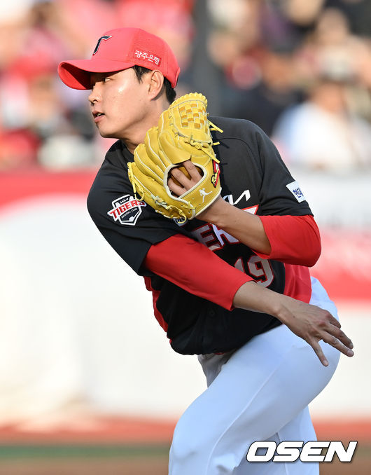 3회말 2사 주자 2루 KT 배정대 타석에서 KIA 선발 김도현에 이어 마운드에 오른 윤중현이 힘차게 공을 뿌리고 있다. 2022.06.04 /rumi@osen.co.kr