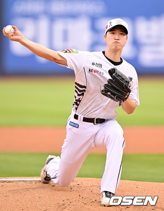 KT 선발 엄상백이 마운드 위에서 힘차게 공을 뿌리고 있다. 2022.06.04 /rumi@osen.co.kr