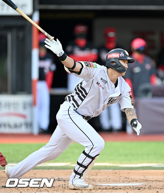 4일 오후 수원 KT위즈파크에서 ’2022 신한은행 SOL KBO리그’ KT 위즈와 KIA 타이거즈의 경기가 열렸다.3회말 무사 주자 1,3루 KT 김민혁이 우익수 앞 선취 1타점 적시타를 날리고 있다. 2022.06.04 /rumi@osen.co.kr