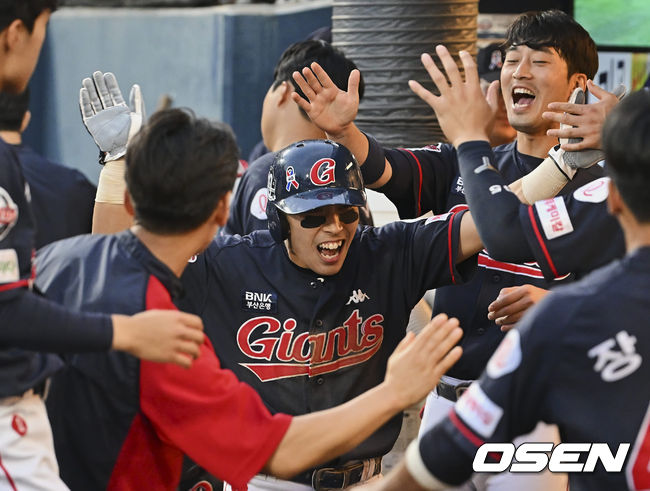 롯데 자이언츠 황성빈이 8회초 안치홍의 1타점 적시타 때 득점을 올리고 기쁨을 나누고 있다. 2022.06.04 / foto0307@osen.co.kr