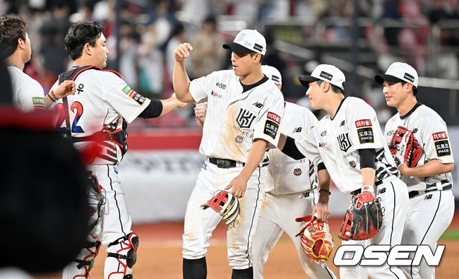 경기를 마치고 KT 선수들이 승리의 기쁨을 나누고 있다. 2022.06.04 /rumi@osen.co.kr