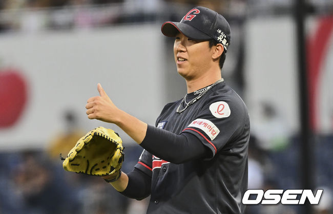 롯데 자이언츠 김유영이 6회말 NC 다이노스 김주원의 안타성 3루 땅볼을 몸을 날려 잡은 한동희에게 엄지척을 하고 있다. 2022.06.04 / foto0307@osen.co.kr