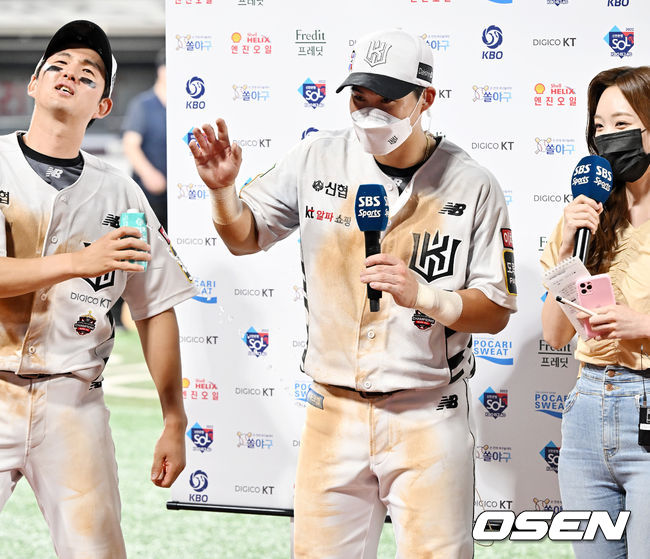 경기를 마치고 KT 배정대가 수훈인터뷰를 할때 김병희가 물을 뿌리고 있다. 2022.06.04 /rumi@osen.co.kr