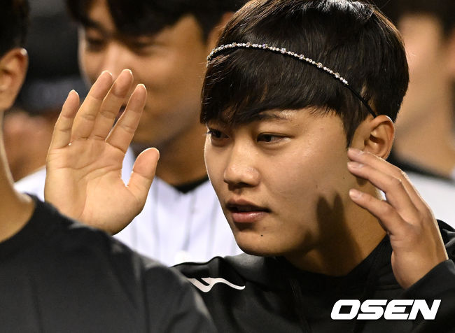 경 기를 마치고 LG 김윤식이 승리에 미소짓고 있다. 2022.06.04 /jpnews@osen.co.kr